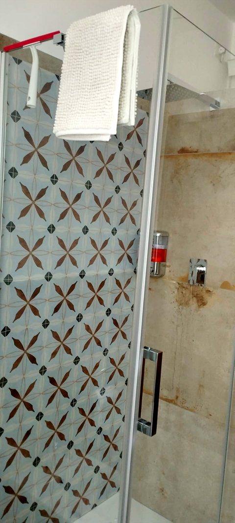 La doccia con il rivestimento a cementine decorate