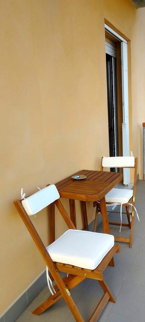Il balcone con tavolino e due sedie pieghevoli