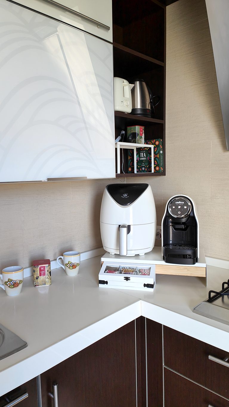 L'angolo del caffè con macchina a capsule, bollitore e tazze