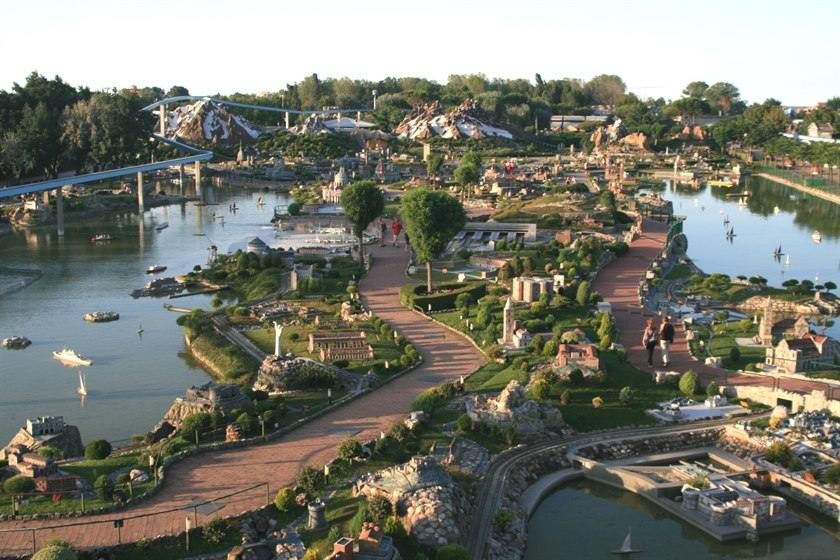 Il parco dell'Italia in Miniatura visto dall'alto, con le miniature dei monumenti lungo il canale