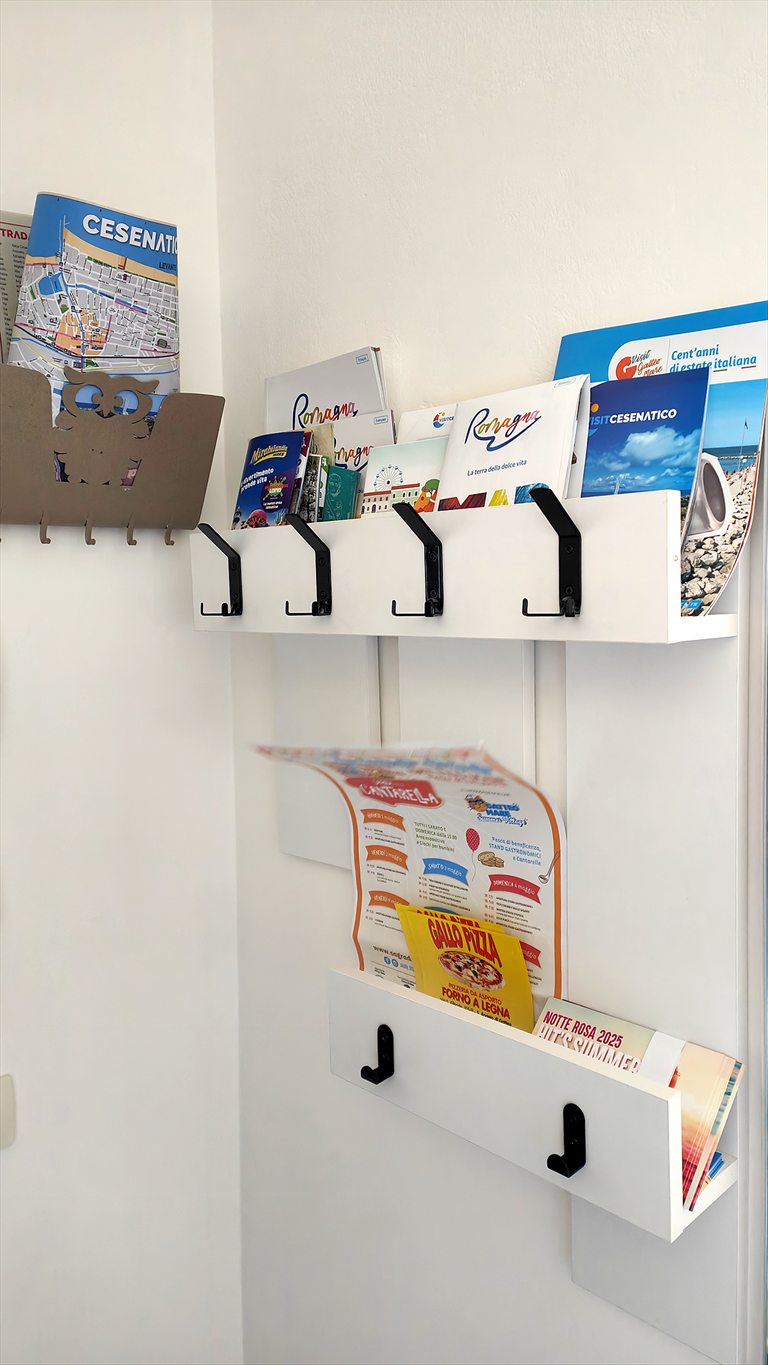 Il portadepliant con le mappe di Cesenatico, Rimini e della Romagna