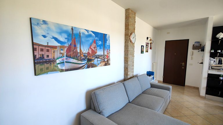 Il divano con sopra il quadro del porto canale di Cesenatico